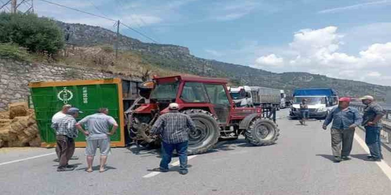 Bitlis’te hayvan yemi yüklü tır devrildi: 1 yaralı