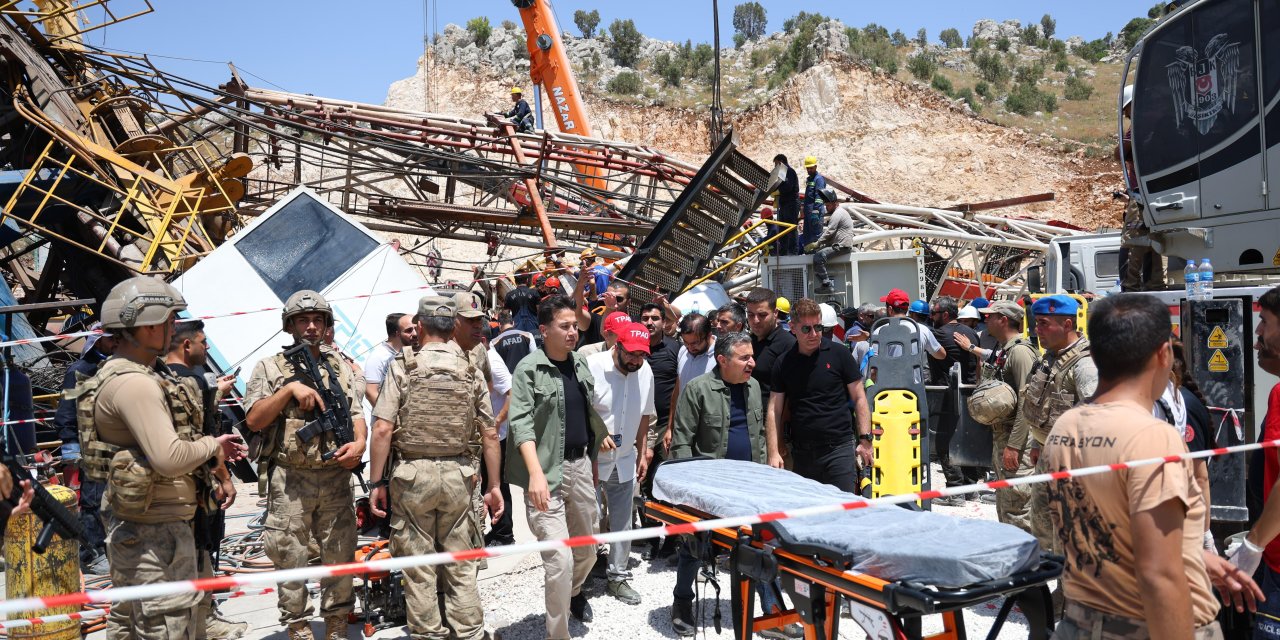 Gabar’da sondaj kulesi devrildi: 3 işçi göçük altında kaldı
