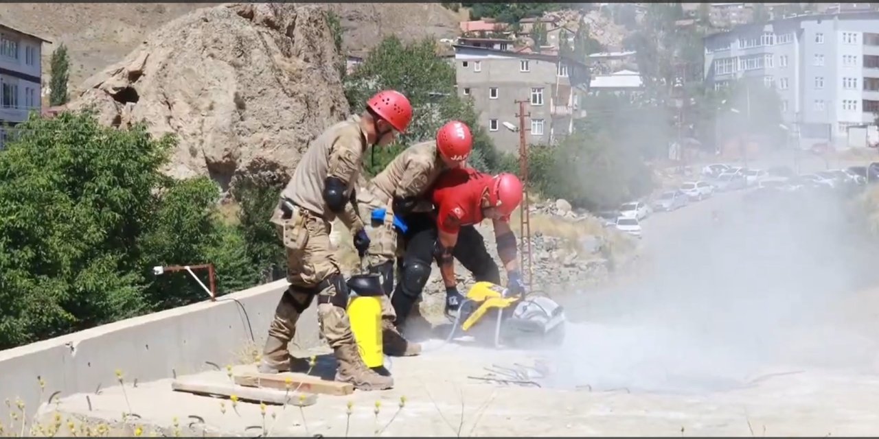 Hakkari'de 559 Jandarma Personeline Afet Müdahale Eğitimi Başladı