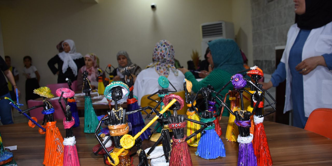 Siverek’te kadınlar, gazete sayfalarını sanat eserlerine dönüştürüyor
