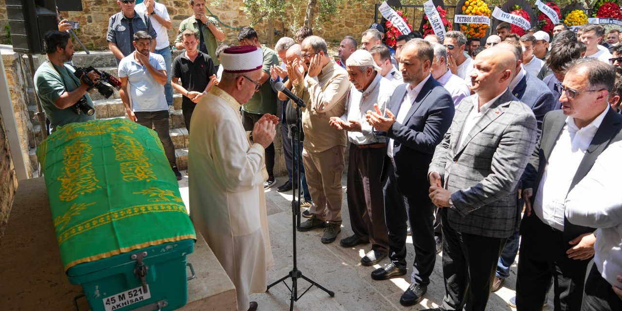 Sondaj kulesi devrilmesi sonucu hayatını kaybeden mühendis defnedildi
