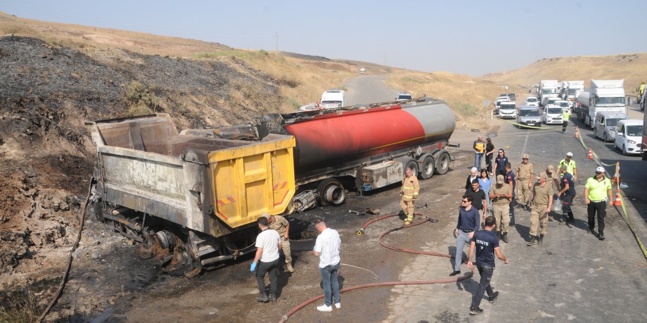 Cizre’de Karşı şeride geçen Harfiyat Kamyonu Tır İle çarpıştı: 1 Ölü 1 Yaralı
