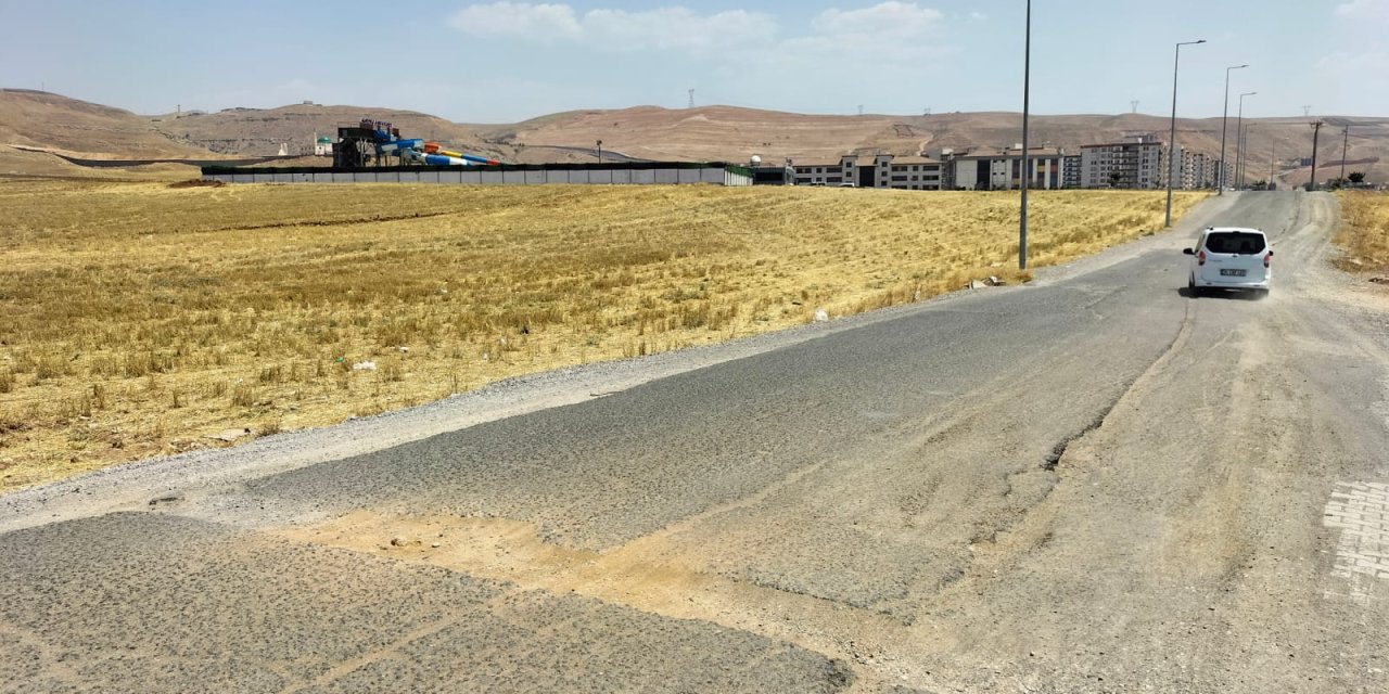 Cizre’de Bozalan TOKİ Konutlarına giden Yol, sürücü ve yayalar için çile yoluna döndü