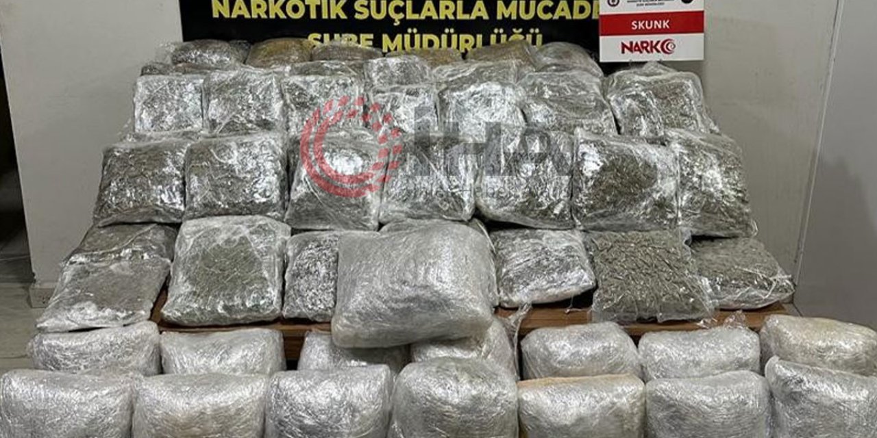 İzmir'de Uyuşturucu Operasyonu: Bir Kamyonda Tam 62 Kilo Esrar Ele Geçirildi