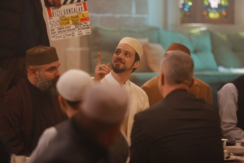 Kızıl Goncalar Dizisinin Yayın Tarihi Değiştirildi! Seyircileri Üzecek Haber