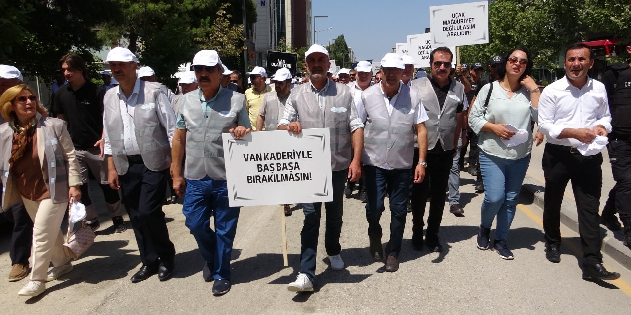 Van'da yetersiz uçak seferleri için yürüyüş yapıldı