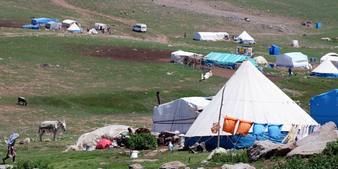 Türkiye'nin Farklı yerlerinden gelen Göçerler 3 Bin rakımlı Yaylada 300 çadır kurdu