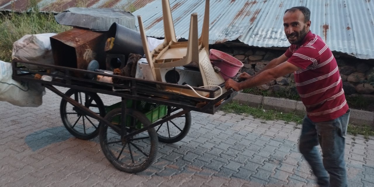 Diyarbakır’dan Muş'a hurda toplamaya geldi