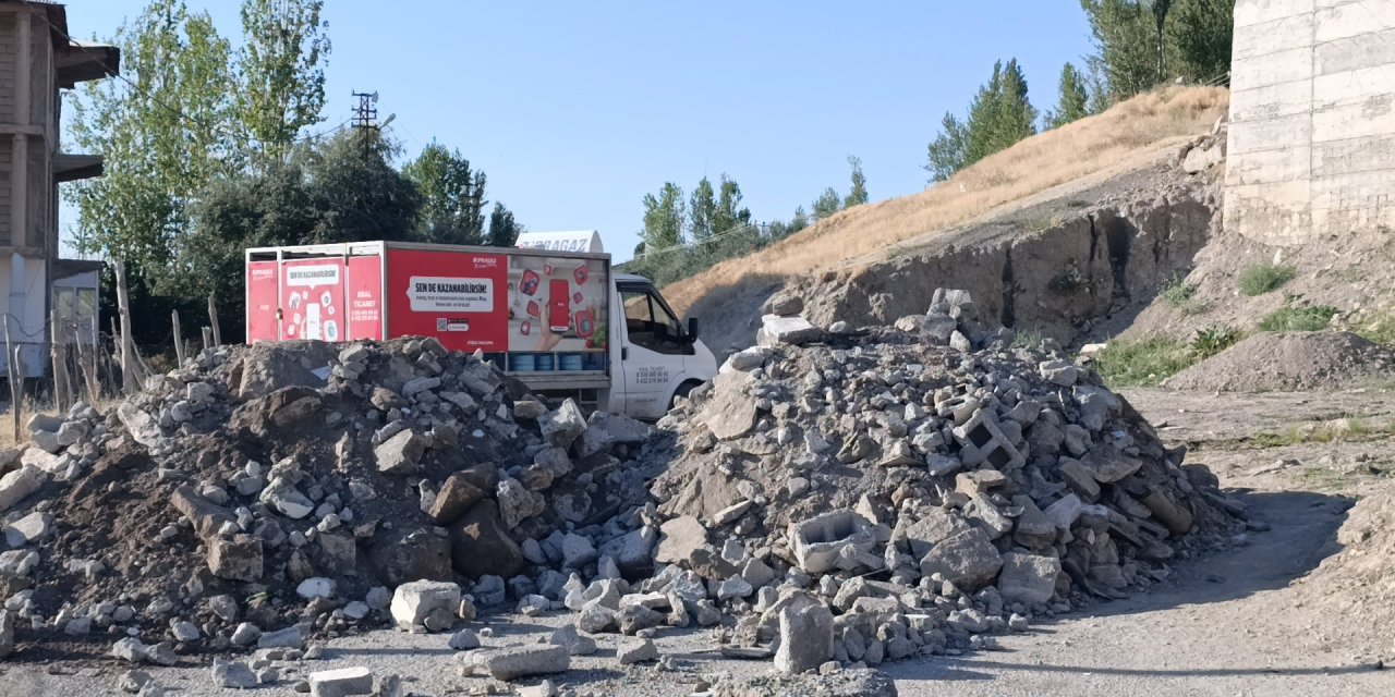 Van'da bir vatandaş iki mahalleyi birbirine bağlayan yolu ulaşıma kapattı