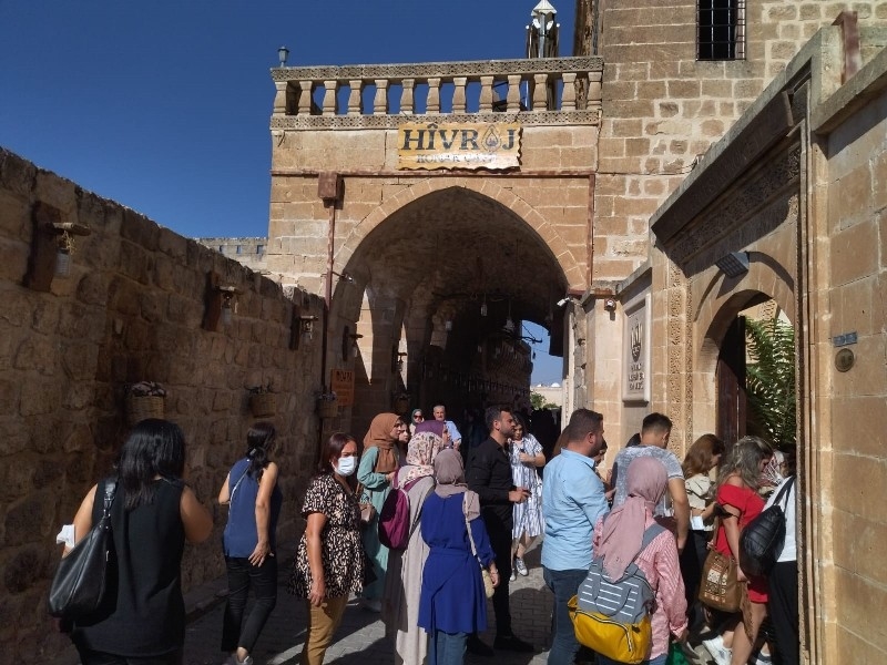TARİHİ MİDYAT KONUK EVİNE TURİSTLERDEN YOĞUN İLGİ