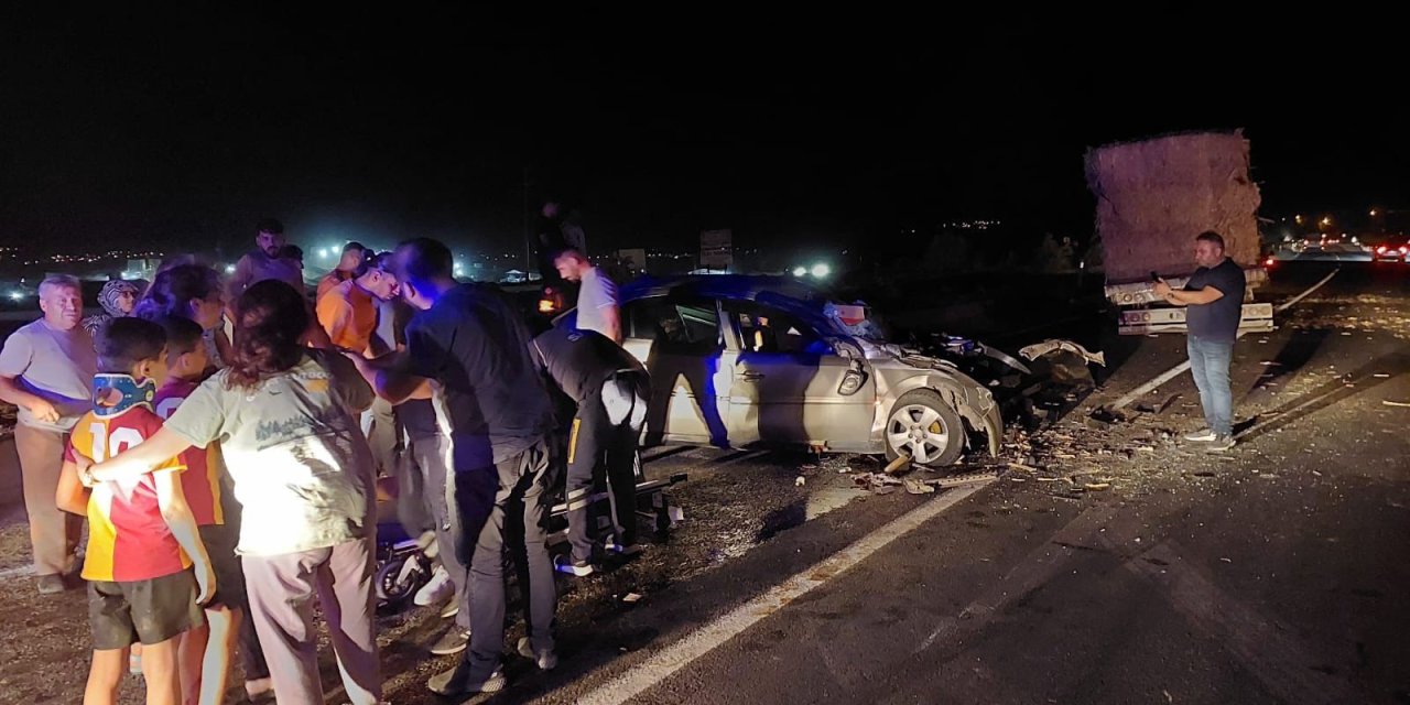 Saman yüklü tır ile otomobil çarpıştı:  2'si ağır 8 yaralı