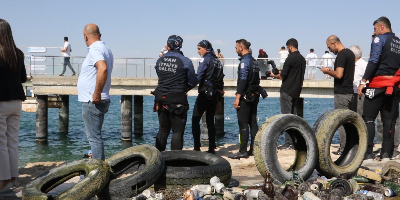 Balık Adamlar Van Gölünün derinliğinde atık topladı: Gölden çıkanlar görenleri şaşırttı