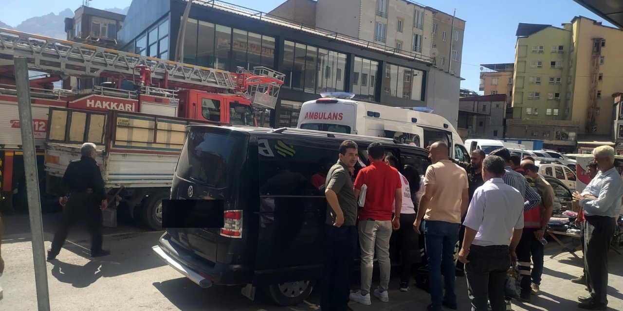 Hakkari’de araçta kilitli kalan kadın kurtarıldı