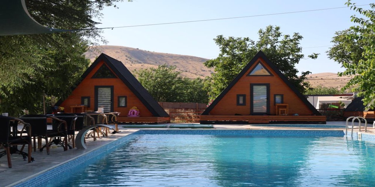 Elazığ’da Tatilcilerin Yeni Gözdesi: Hazar Gölü Bungalovları