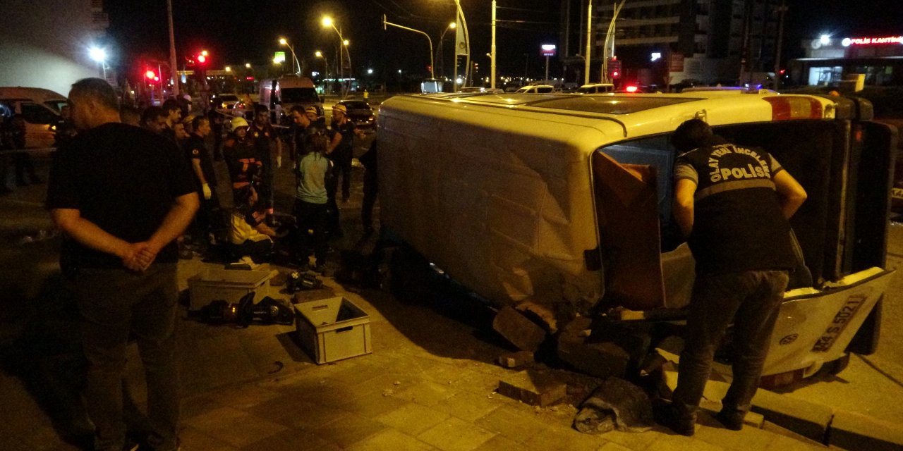 Malatya'da İşçi servisi Otomobille çarpıştı: 1 ölü, 13 yaralı