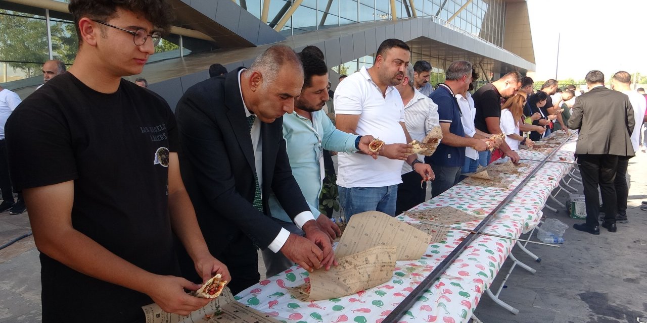 Van’da  65 metrelik kebap dakikalar içerisinde tüketildi
