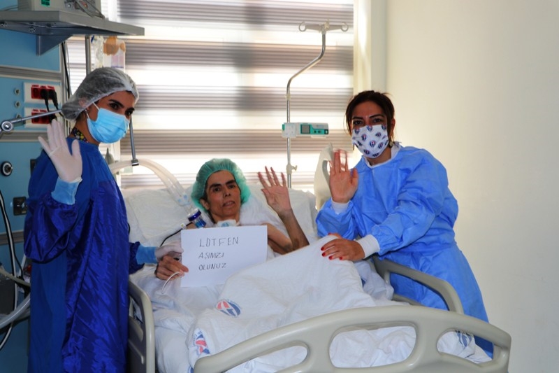 3 kez korona oldu, kağıda yazdığı notla aşı olun çağrısı yaptı