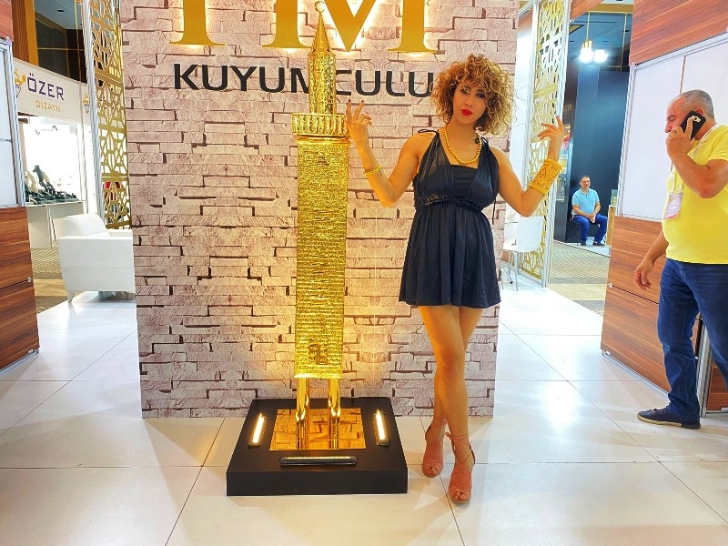 Milyonluk altınlar sergilendi, tarihi Dört Ayaklı Minare ve kıyafet gözleri kamaştırdı