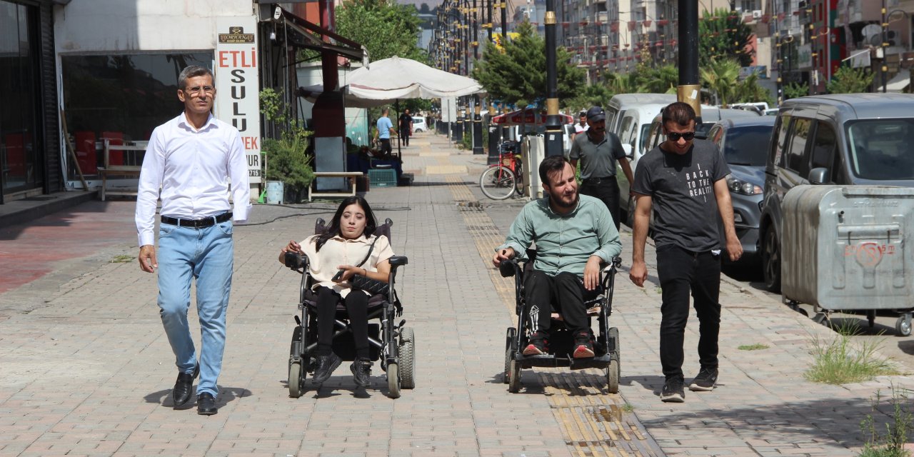 Cizre'de engellilerin yaşamı kaldırımlara takılıyor