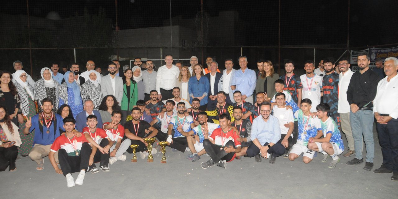 DEM Parti Eş Genel Başkanı Bakırhan, Cizre’de Halı Saha futbol turnuvası yarı final ve final maçlarını izledi