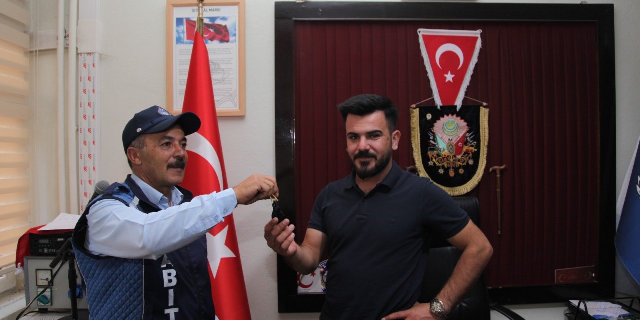 Bitlisli esnaf, yerde bulduğu bir kese altını sahibine teslim etti