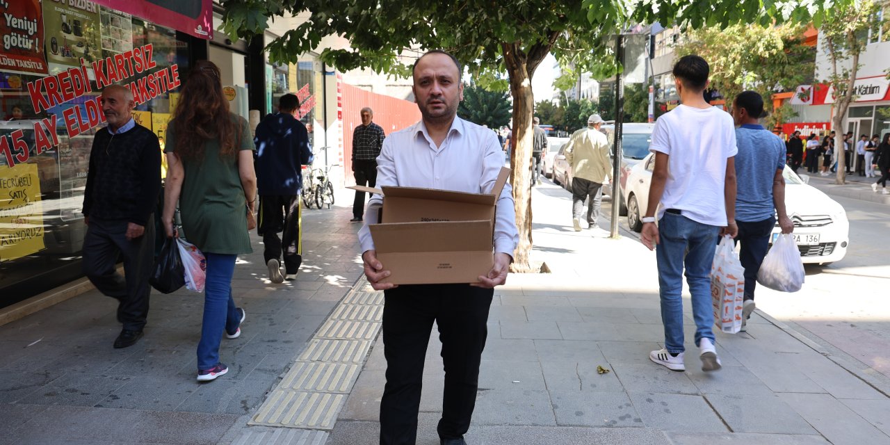 Türkiye Kitaplaşıyor projesi ile Türkiye'nin dört bir yanına kitap gönderiyor