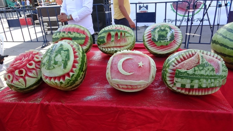 Diyarbakır 11. Karpuz festivalini coşkuyla kutladı, sokaklarda develer karpuz taşıdı