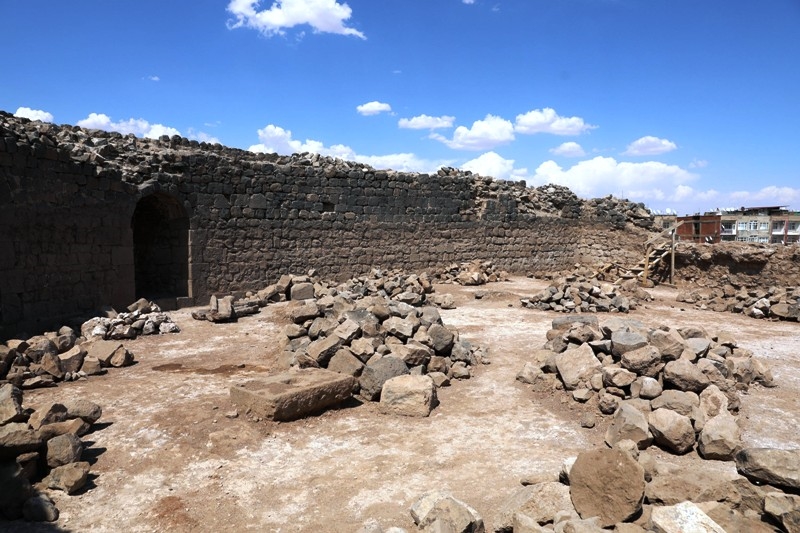 DİYARBAKIR SURLARI'NDAKİ RESTORASYONDA MANCINIK KAİDESİ BULUNDU