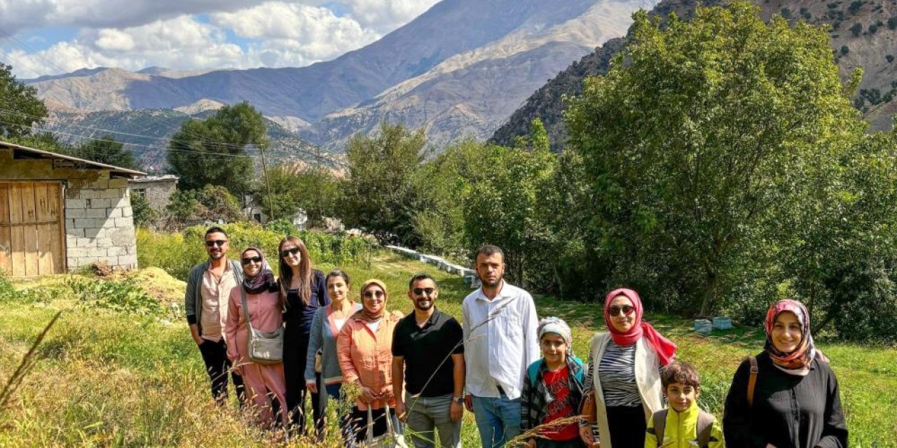 Fedakar öğretmenler köy köy dolaşarak öğrencilerinin okula devamını sağlıyor
