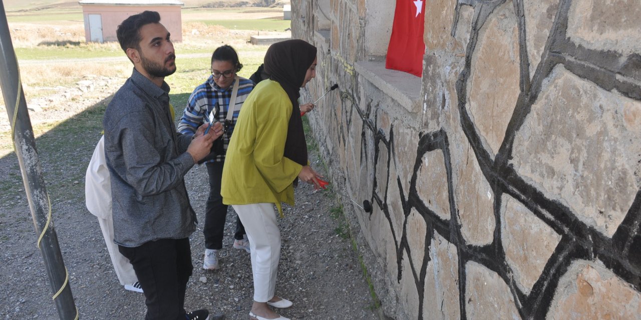 Muş'ta üniversite öğrencileri köy okullarını boyuyor