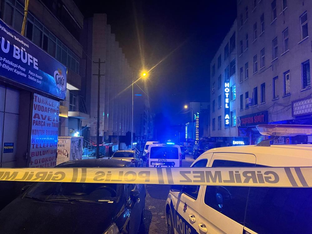 Ankara'da eğlence merkezinde bir kişi görüştüğü kadını öldürdükten sonra kendini vurdu