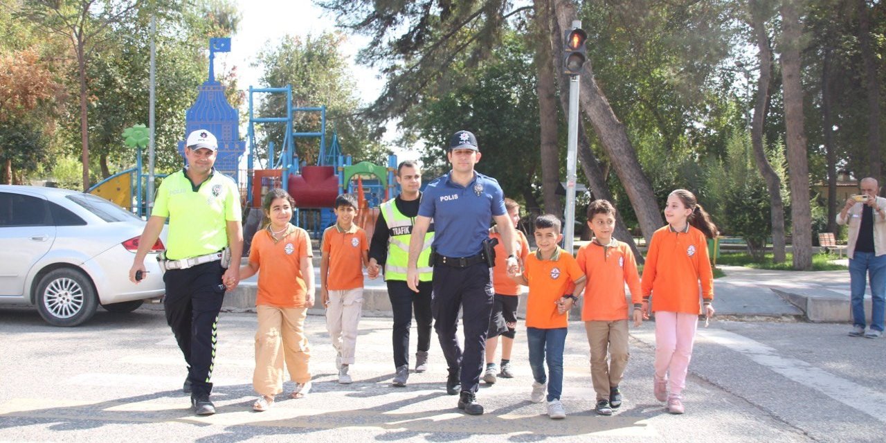 Şanlıurfa’da okul önünde hem eğitim hem denetim