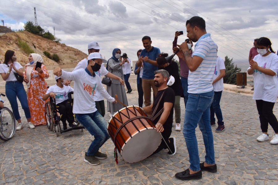 MARDİN'DE ÖZEL GEREKSİNİMLİ ÇOCUKLAR GÖNÜLLERİNCE EĞLENDİ