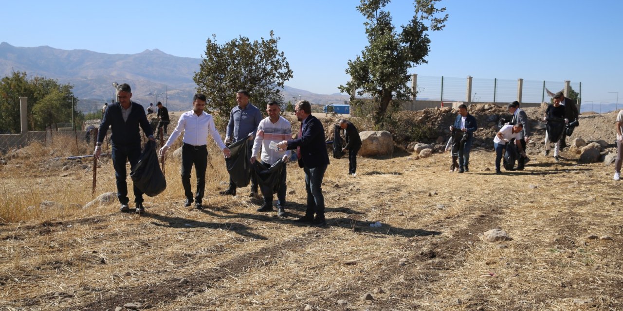 Şırnak Üniversitesi Personeli “Ormanlar İçin El Ele” projesi kapsamında çöp topladı
