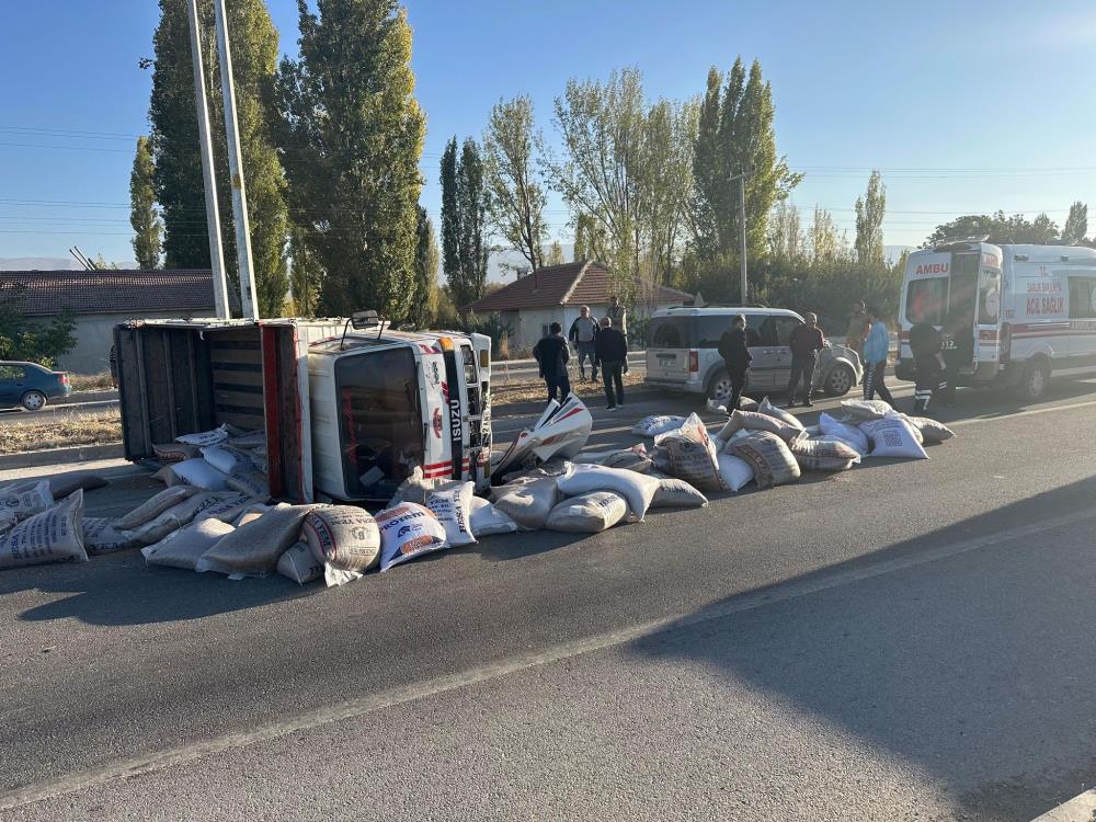 Konya'da kamyonetle hafif ticari araç çarpıştı: 3 yaralı