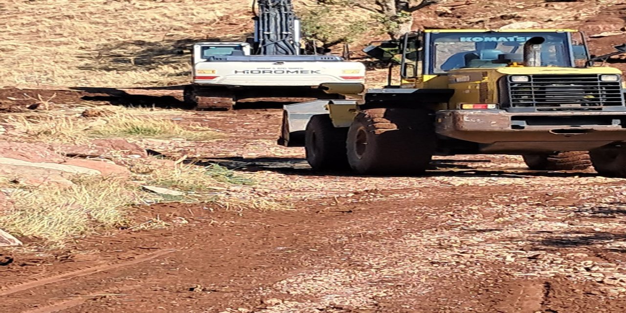 Şırnak Yeniaslanbaşar Köyü'nde 3.5 Km Arazi Yolu Genişletme Çalışmaları Sürüyor