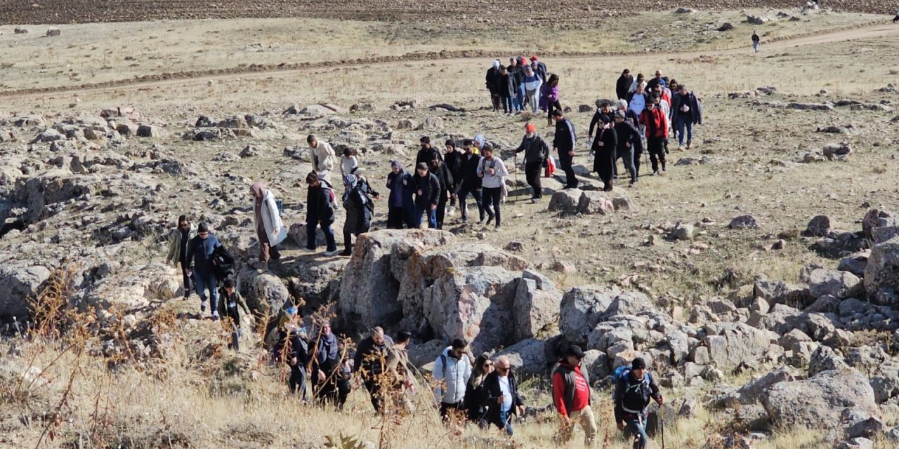 Van'da öğretmenler 2 bin 600 yıllık Tepe'ye doğa yürüyüşü gerçekleştirdi