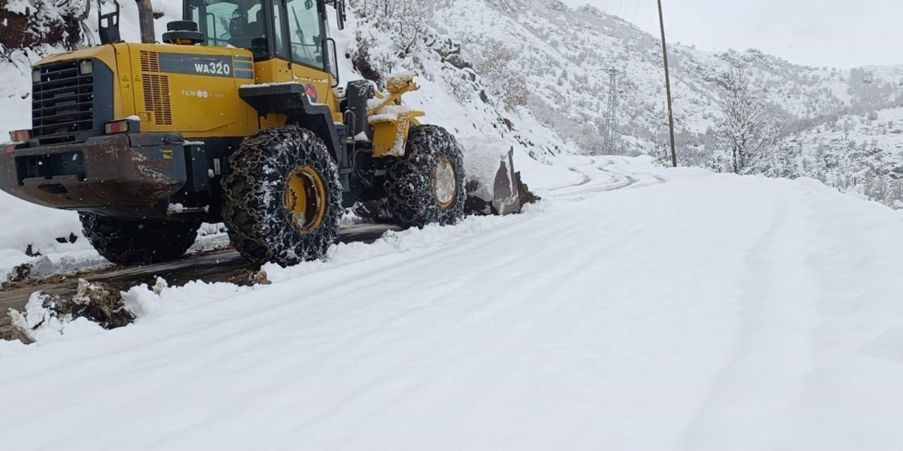 Şırnak'ta kapanan köy yollarının açılması için çalışmalar sürüyor