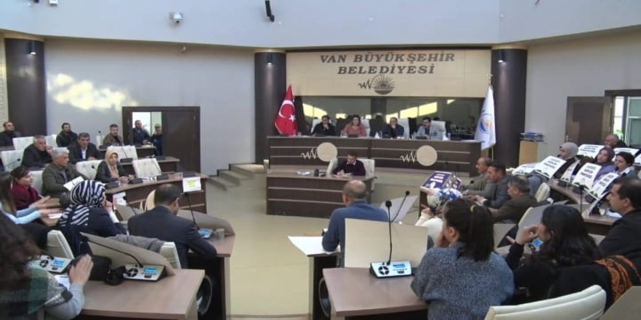 AK Parti ile DEM arasında ‘Kayyum' tartışması