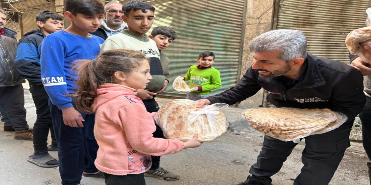 Türk yardım gönüllüleri Halep’te ekmek ve yemek dağıttı