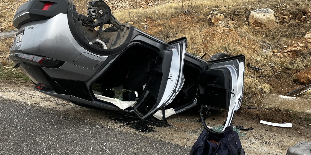 Otomobil ters döndü, sürücü yara almadan kurtuldu