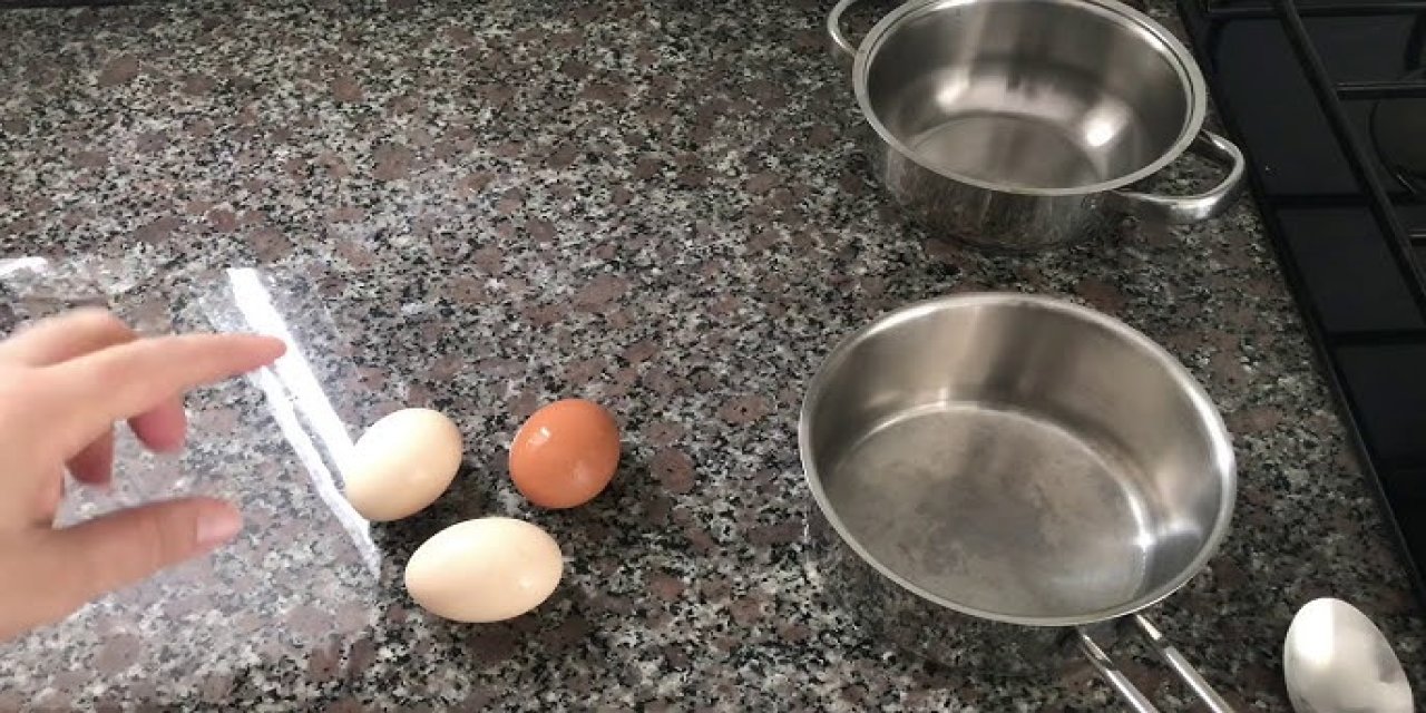 Yumurta haşlarken suyuna neden sirke eklemek gerekiyor?