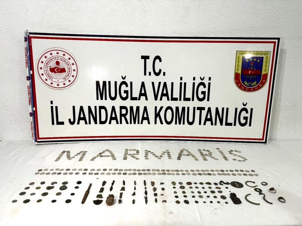 Marmaris’te tarihi eser kaçakçıları jandarmaya yakalandı
