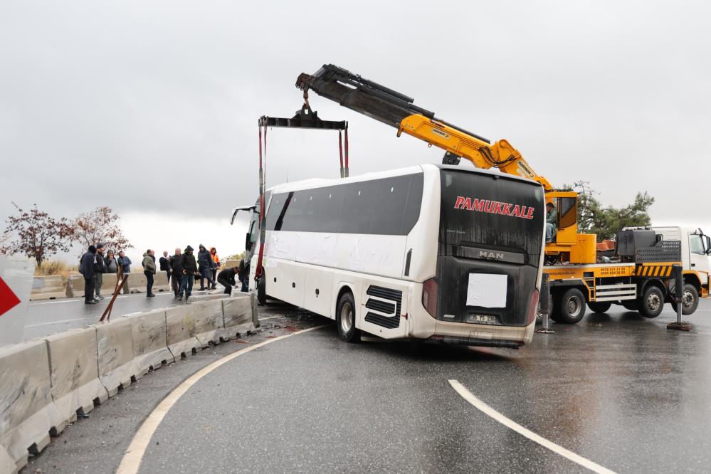 Muğla'da kaza yapan otobüs trafiği felç etti