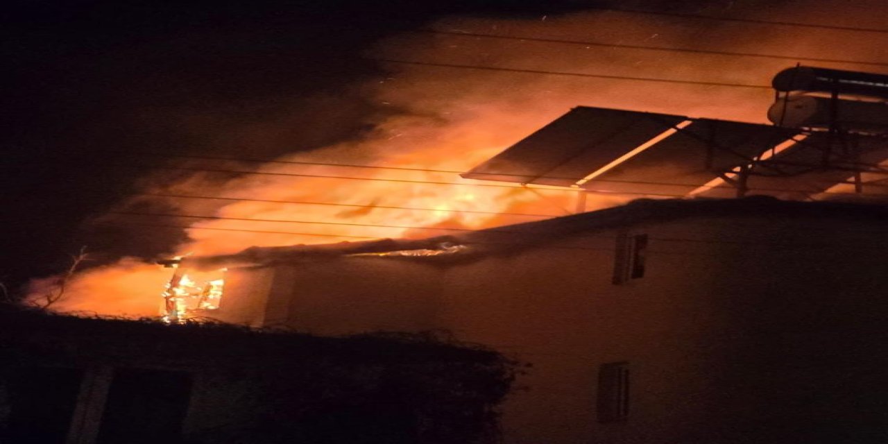 Önce patlama yaşandı, ardından alevler çatıyı sardı