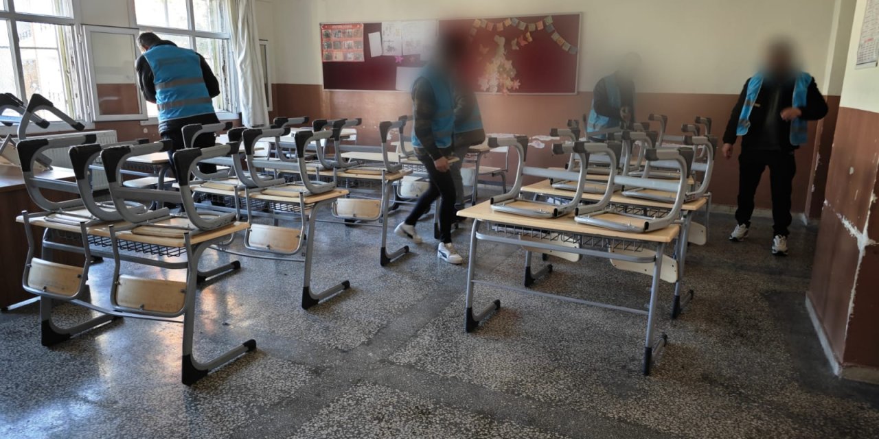 Cizre'de denetimli serbestlik yükümlüleri okulları güzelleştirdi