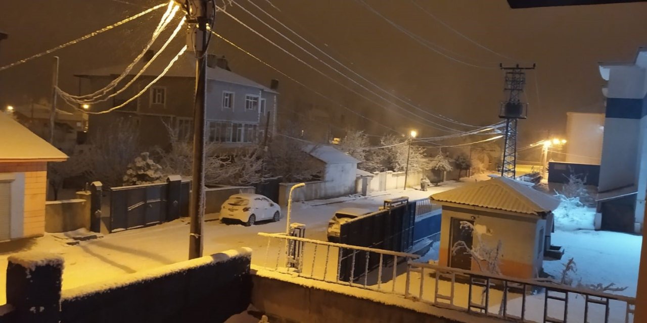 Van Muradiye’de kar yağışı: 27 yerleşim yerinin yolu kapandı