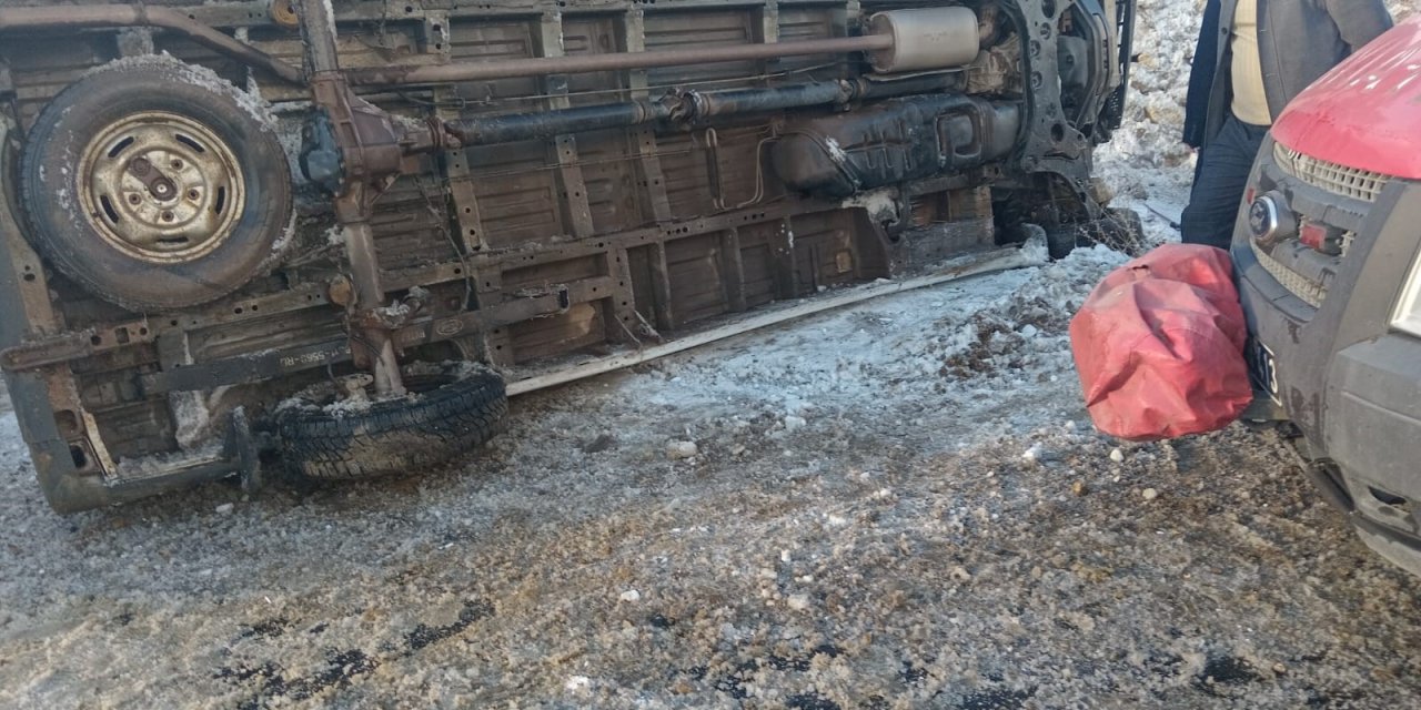 Yüksekova'da öğretmen servisi devrildi: 12 yaralı