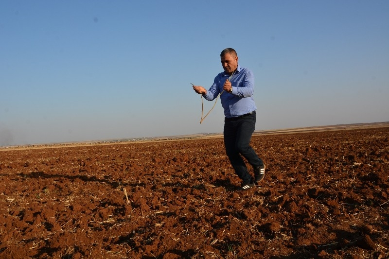 AĞAÇTAN YAPILAN ÇATAL ÇUBUKLA YER ALTI SU KAYNAKLARINI BULUYOR