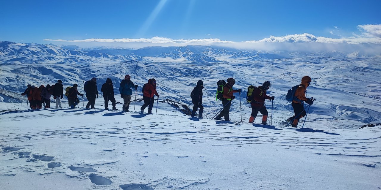 2 bin 800 rakımlı Küçük Erek Dağı'na zirve tırmanışı